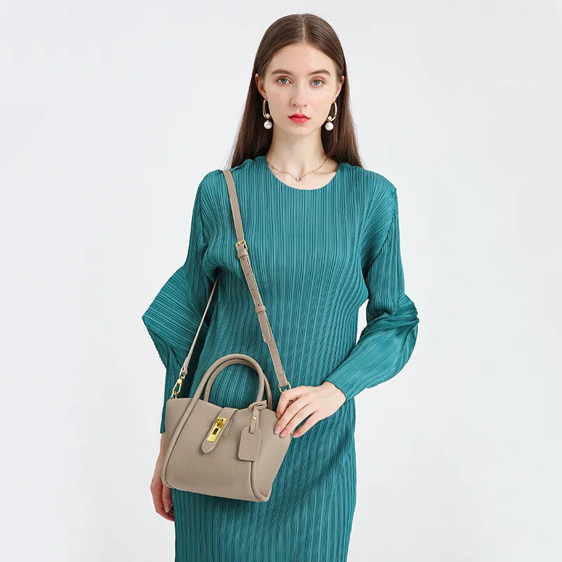 Large Capacity Tote Bag – Elegant Leather Style