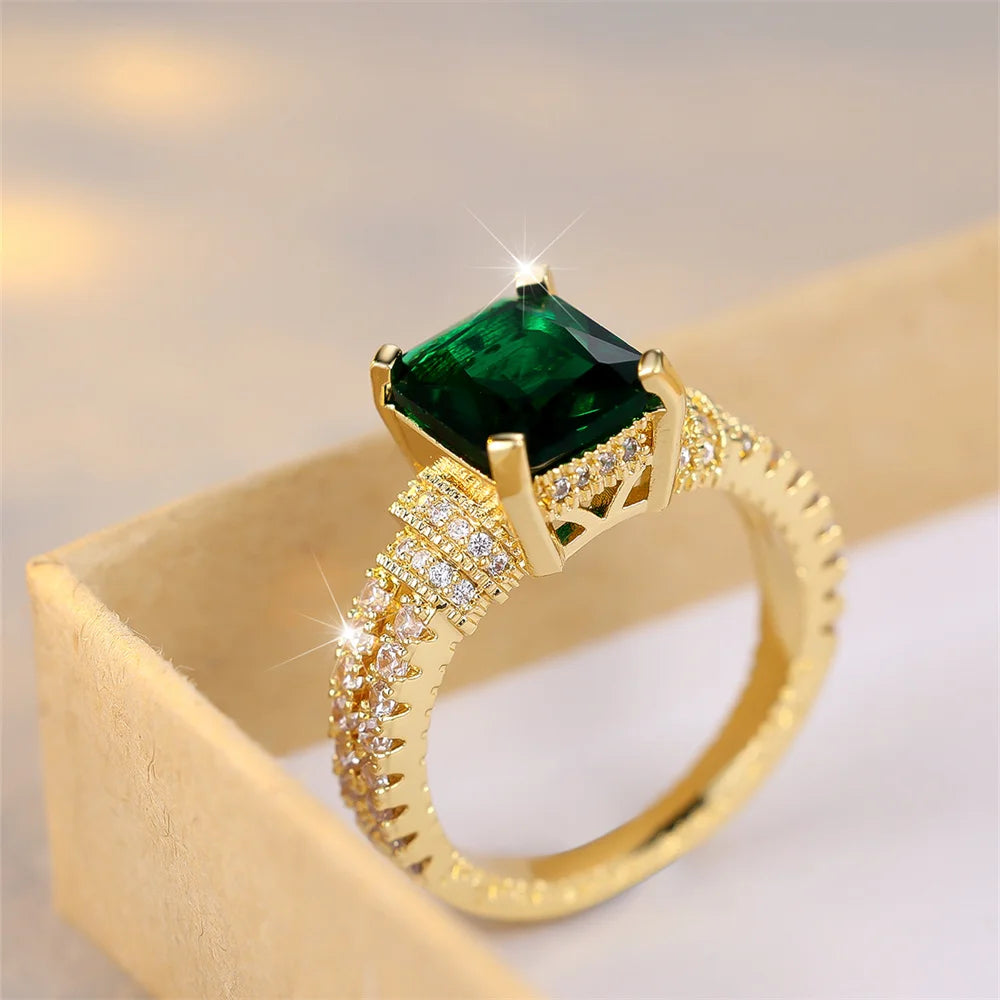 Elegant Green Crystal Ring – Luxury Gold Style 💍