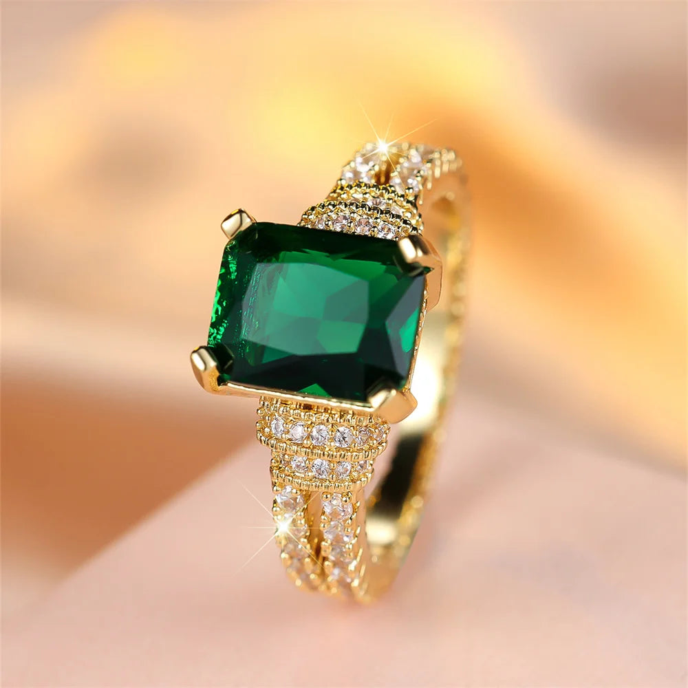 Elegant Green Crystal Ring – Luxury Gold Style 💍